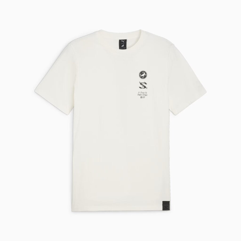 Esta camiseta exclusiva Puma X Staple personifica a fusão magistral entre o trabalho icônico de Jeff Staple e o estilo inovador da PUMA. Reconhecido mundialmente no cenário streetwear, Jeff Staple incorpora sua visão distintiva neste colaboração, fundindo elementos marcantes do design urbano com a estética arrojada da PUMA.