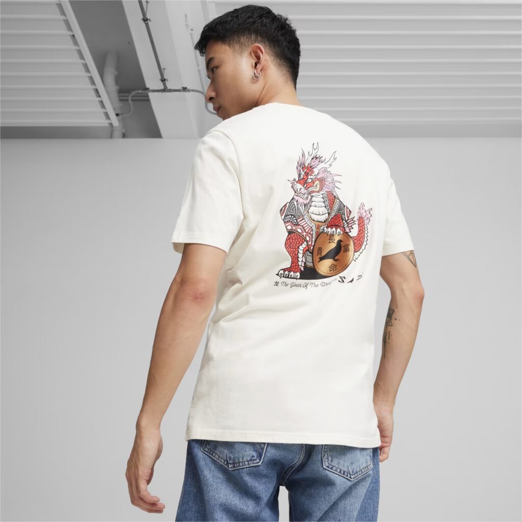 Esta camiseta exclusiva Puma X Staple personifica a fusão magistral entre o trabalho icônico de Jeff Staple e o estilo inovador da PUMA. Reconhecido mundialmente no cenário streetwear, Jeff Staple incorpora sua visão distintiva neste colaboração, fundindo elementos marcantes do design urbano com a estética arrojada da PUMA.