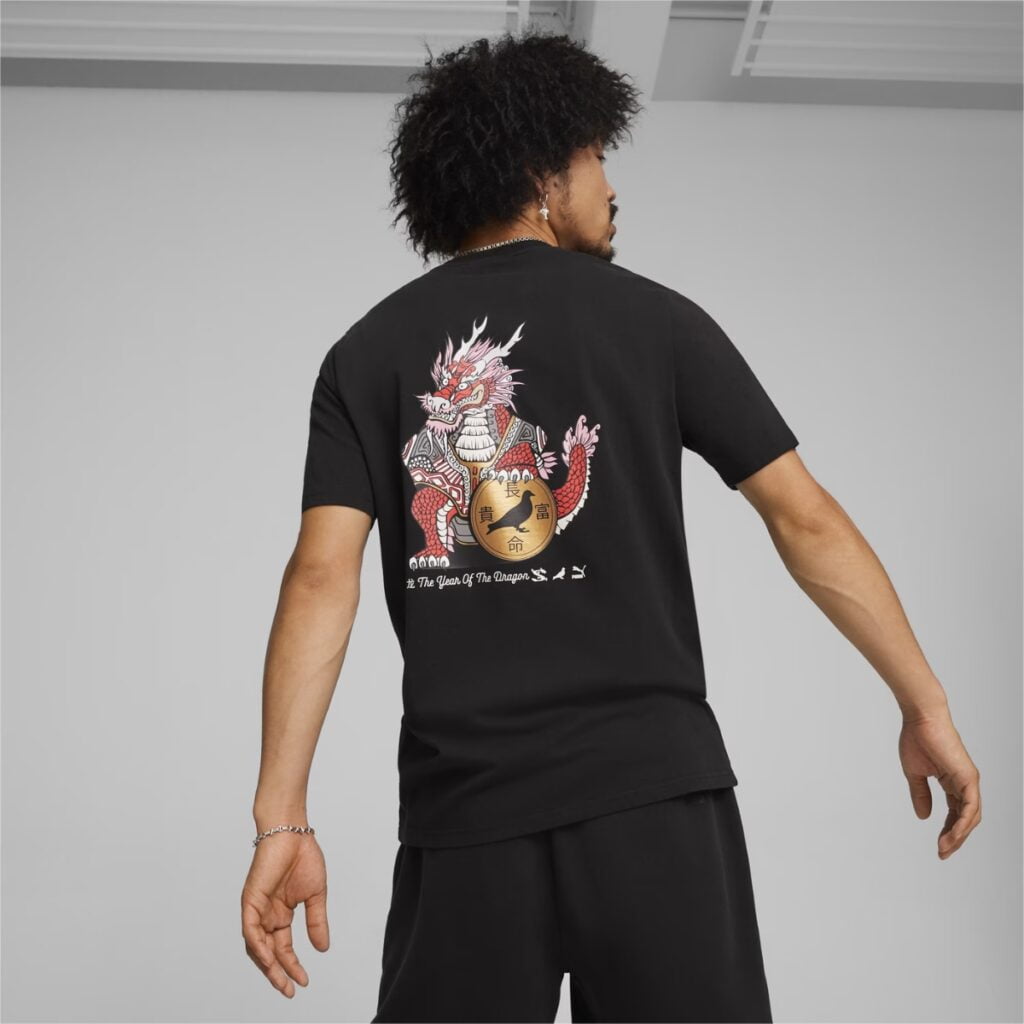 Esta camiseta exclusiva Puma X Staple personifica a fusão magistral entre o trabalho icônico de Jeff Staple e o estilo inovador da PUMA. Reconhecido mundialmente no cenário streetwear, Jeff Staple incorpora sua visão distintiva neste colaboração, fundindo elementos marcantes do design urbano com a estética arrojada da PUMA.