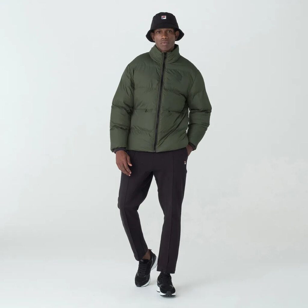 A Jaqueta Masculina Fila Round é a escolha ideal para os dias mais frios. Confeccionada em matelassê de poliéster com modelagem puffer, oferece isolamento térmico e conforto inigualável.