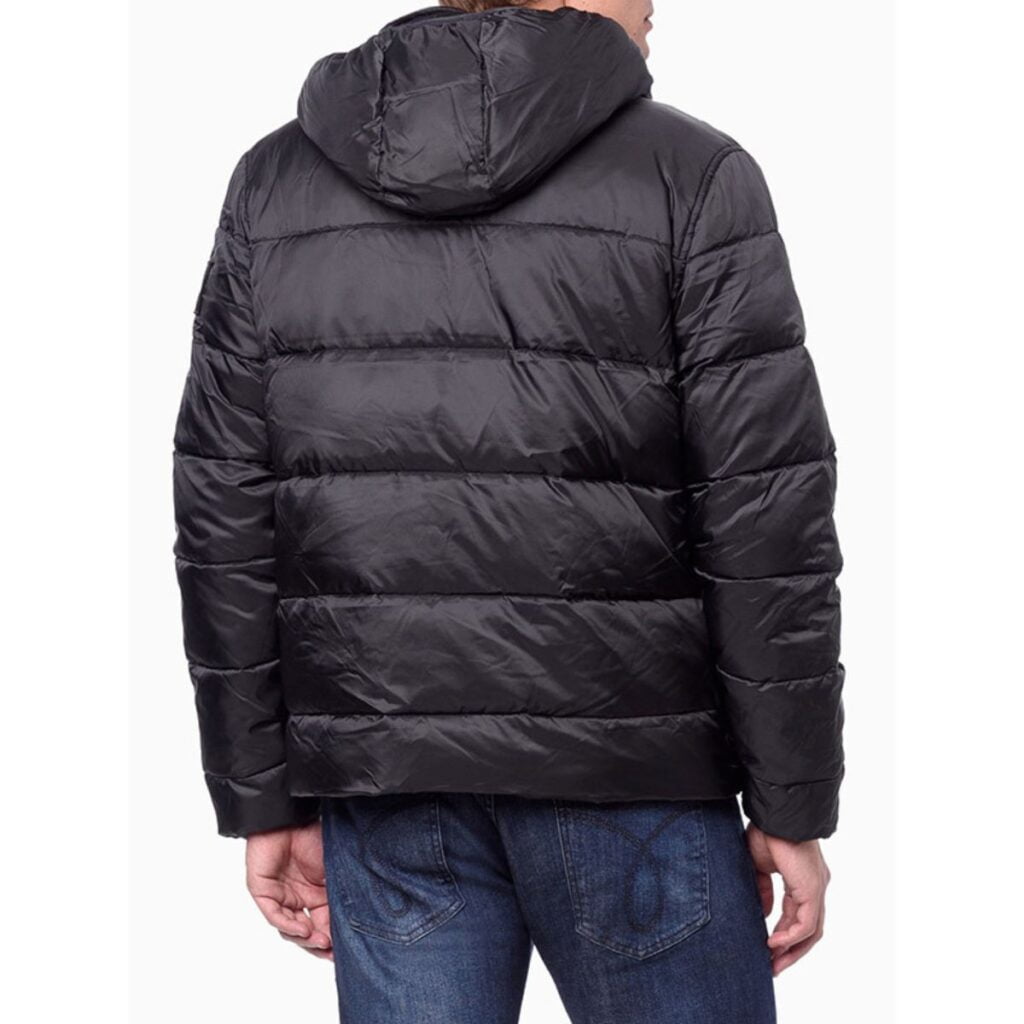 A Jaqueta Calvin Klein Masculina é a combinação perfeita de estilo e funcionalidade. Fabricada com materiais de alta qualidade e atenção aos detalhes, esta jaqueta oferece um visual moderno e sofisticado para homens que buscam se destacar com elegância. Seu design elegante e contemporâneo é ideal para diversas ocasiões, desde um passeio casual até eventos mais formais.