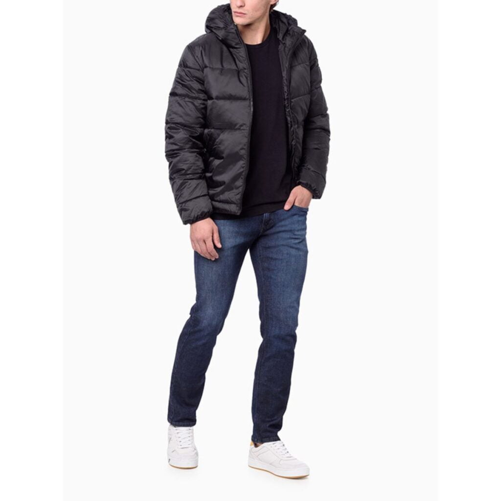 A Jaqueta Calvin Klein Masculina é a combinação perfeita de estilo e funcionalidade. Fabricada com materiais de alta qualidade e atenção aos detalhes, esta jaqueta oferece um visual moderno e sofisticado para homens que buscam se destacar com elegância. Seu design elegante e contemporâneo é ideal para diversas ocasiões, desde um passeio casual até eventos mais formais.