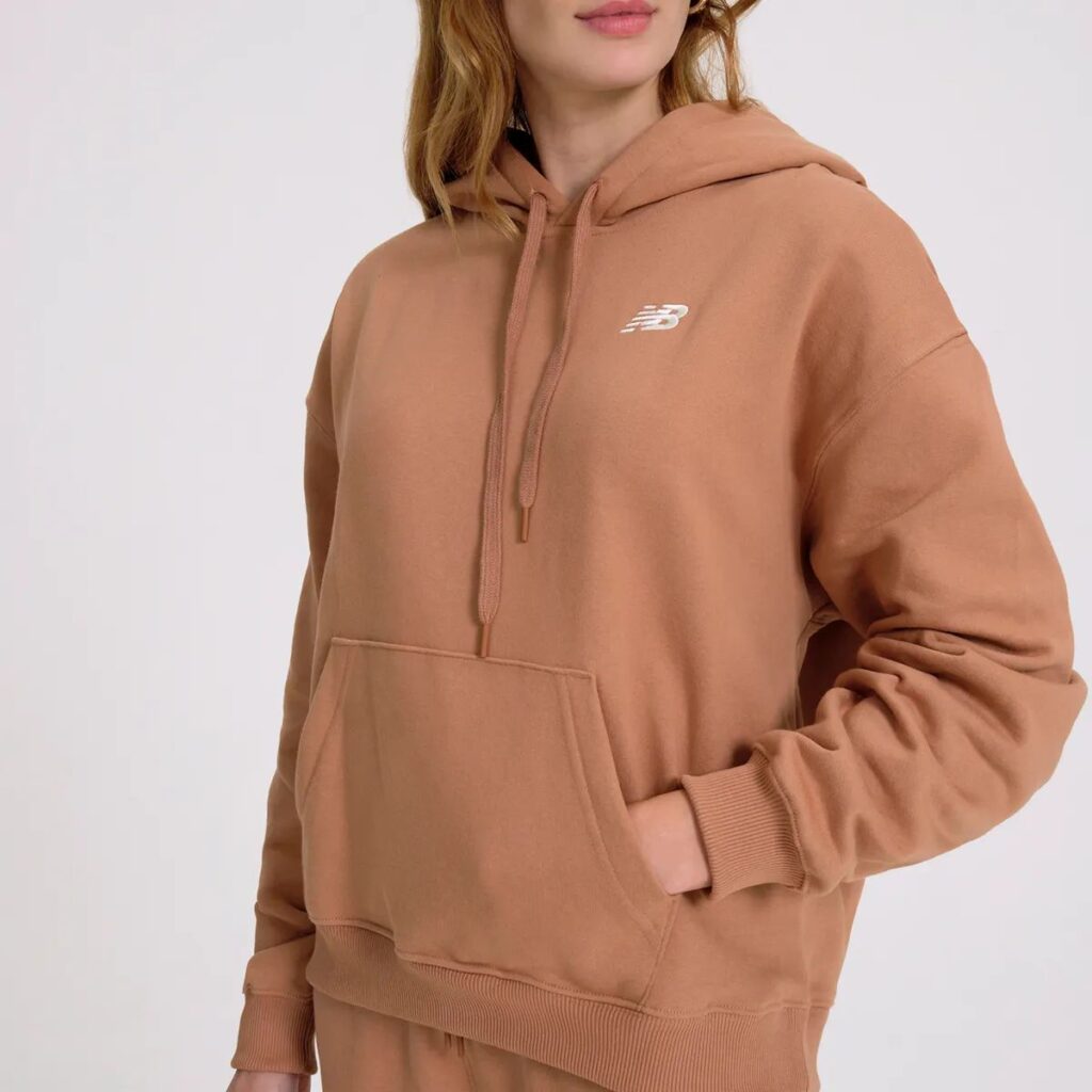 A Blusa Moletom New Balance Small Logo Feminino é a escolha perfeita para quem busca um visual confortável, estiloso e cheio de atitude. Confeccionada em moletom macio e felpado de alta qualidade, essa blusa oferece um caimento perfeito e aconchegante, ideal para os dias mais frios ou para relaxar em casa.