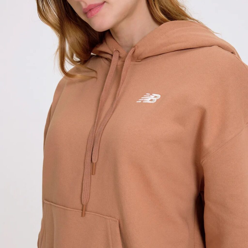 A Blusa Moletom New Balance Small Logo Feminino é a escolha perfeita para quem busca um visual confortável, estiloso e cheio de atitude. Confeccionada em moletom macio e felpado de alta qualidade, essa blusa oferece um caimento perfeito e aconchegante, ideal para os dias mais frios ou para relaxar em casa.