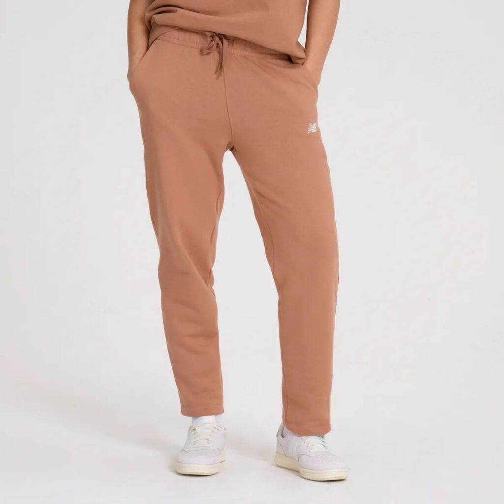 A Calça Moletom New Balance Small Logo Feminino é a peça chave para quem busca conforto, estilo e versatilidade no dia a dia. Confeccionada em moletom macio e felpado de alta qualidade, essa calça oferece um caimento perfeito e aconchegante, ideal para relaxar em casa, praticar exercícios ou curtir momentos com amigos.