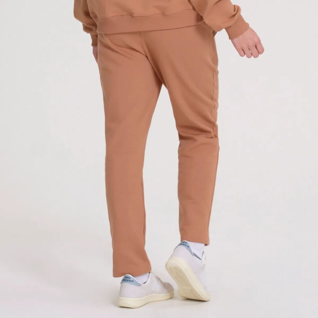 A Calça Moletom New Balance Small Logo Feminino é a peça chave para quem busca conforto, estilo e versatilidade no dia a dia. Confeccionada em moletom macio e felpado de alta qualidade, essa calça oferece um caimento perfeito e aconchegante, ideal para relaxar em casa, praticar exercícios ou curtir momentos com amigos.