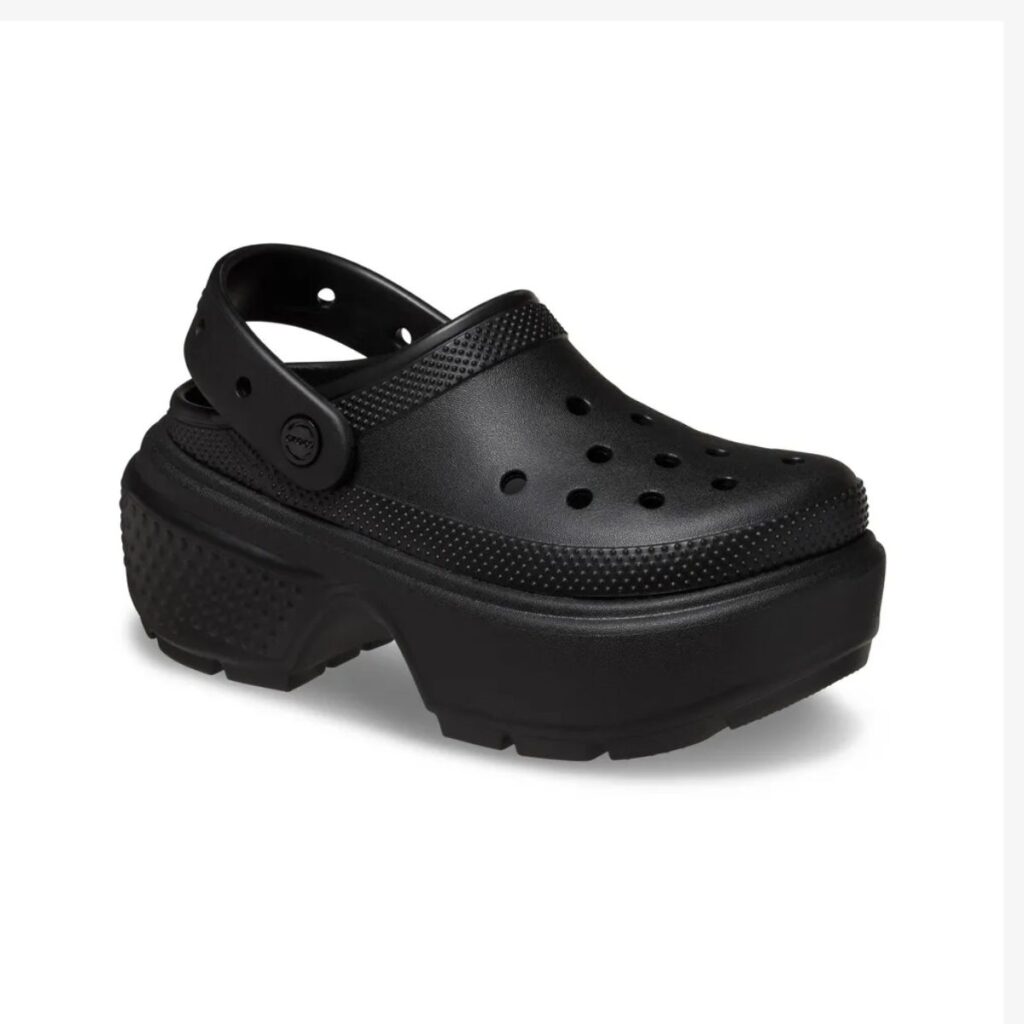 O Crocs Stomp Clog "Triple Black" é a união perfeita entre o icônico conforto Crocs e um design moderno e ousado, ideal para quem busca um visual único e marcante. Com seu cabedal em Croslite moldado e leve, solado de plataforma tratorado e interior forrado com pelo sintético, esse clog oferece estilo, conforto e aderência em qualquer ocasião.