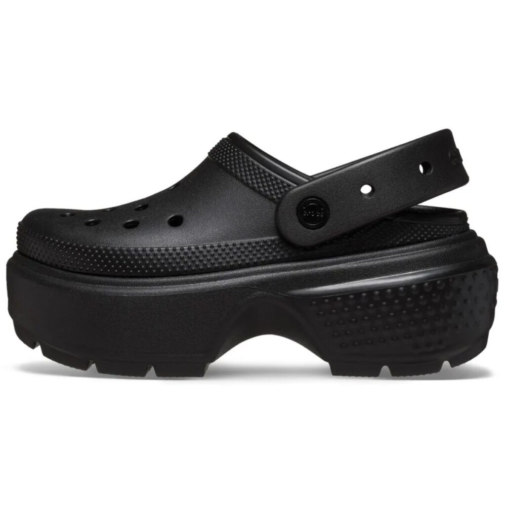 O Crocs Stomp Clog "Triple Black" é a união perfeita entre o icônico conforto Crocs e um design moderno e ousado, ideal para quem busca um visual único e marcante. Com seu cabedal em Croslite moldado e leve, solado de plataforma tratorado e interior forrado com pelo sintético, esse clog oferece estilo, conforto e aderência em qualquer ocasião.
