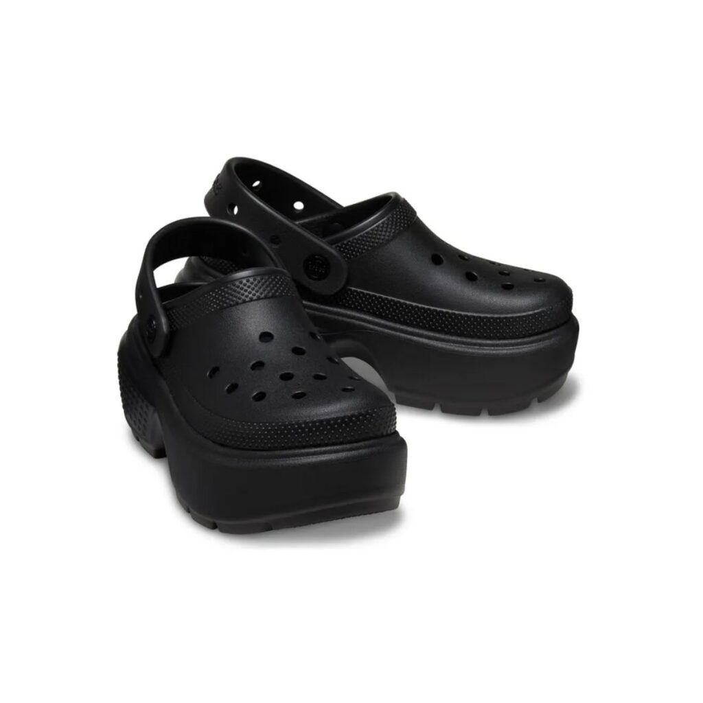 O Crocs Stomp Clog "Triple Black" é a união perfeita entre o icônico conforto Crocs e um design moderno e ousado, ideal para quem busca um visual único e marcante. Com seu cabedal em Croslite moldado e leve, solado de plataforma tratorado e interior forrado com pelo sintético, esse clog oferece estilo, conforto e aderência em qualquer ocasião.