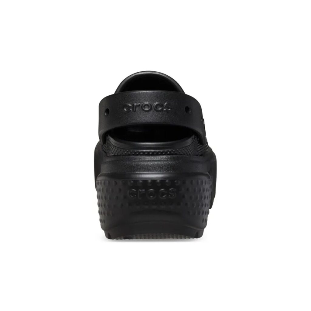 O Crocs Stomp Clog "Triple Black" é a união perfeita entre o icônico conforto Crocs e um design moderno e ousado, ideal para quem busca um visual único e marcante. Com seu cabedal em Croslite moldado e leve, solado de plataforma tratorado e interior forrado com pelo sintético, esse clog oferece estilo, conforto e aderência em qualquer ocasião.