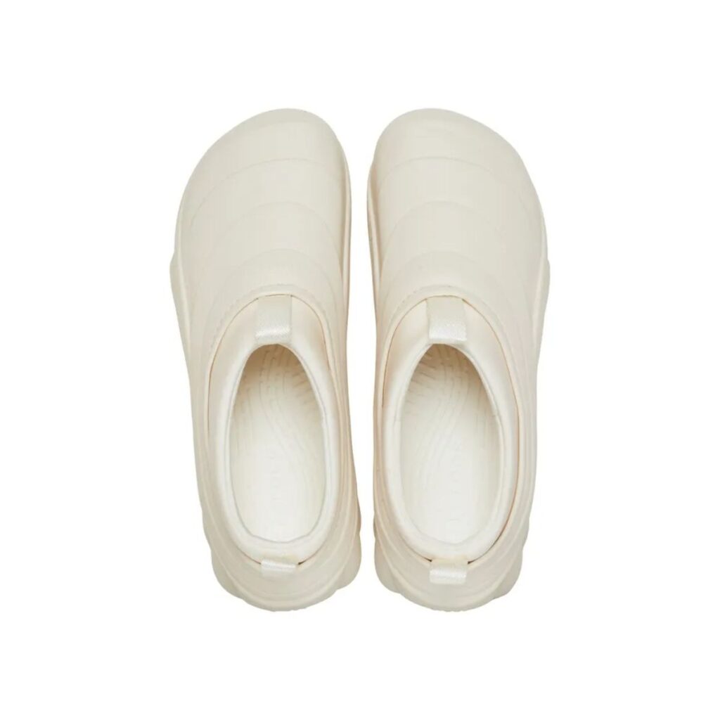 O Crocs Echo Storm Tundra "Bone" é a união perfeita entre o estilo moderno e o conforto incomparável da Crocs, ideal para quem busca um calçado versátil e elegante para o dia a dia. Com seu cabedal em Croslite texturizado e respirável, palmilha de espuma LiteRide™ macia e solado de borracha durável, esse clog oferece estilo, conforto e suporte durante todo o dia.