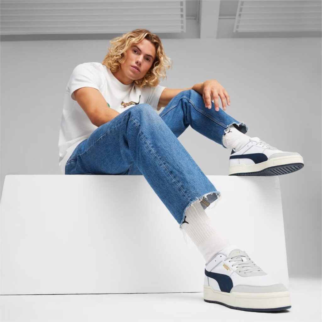 O Puma CA Pro Sport Mix "Light Gray" é a mais recente adição à linha clássica CA Pro, combinando o estilo autêntico do basquete com um design moderno e versátil. Perfeito para o dia a dia, este tênis oferece conforto, estilo e durabilidade para você arrasar em qualquer lugar.