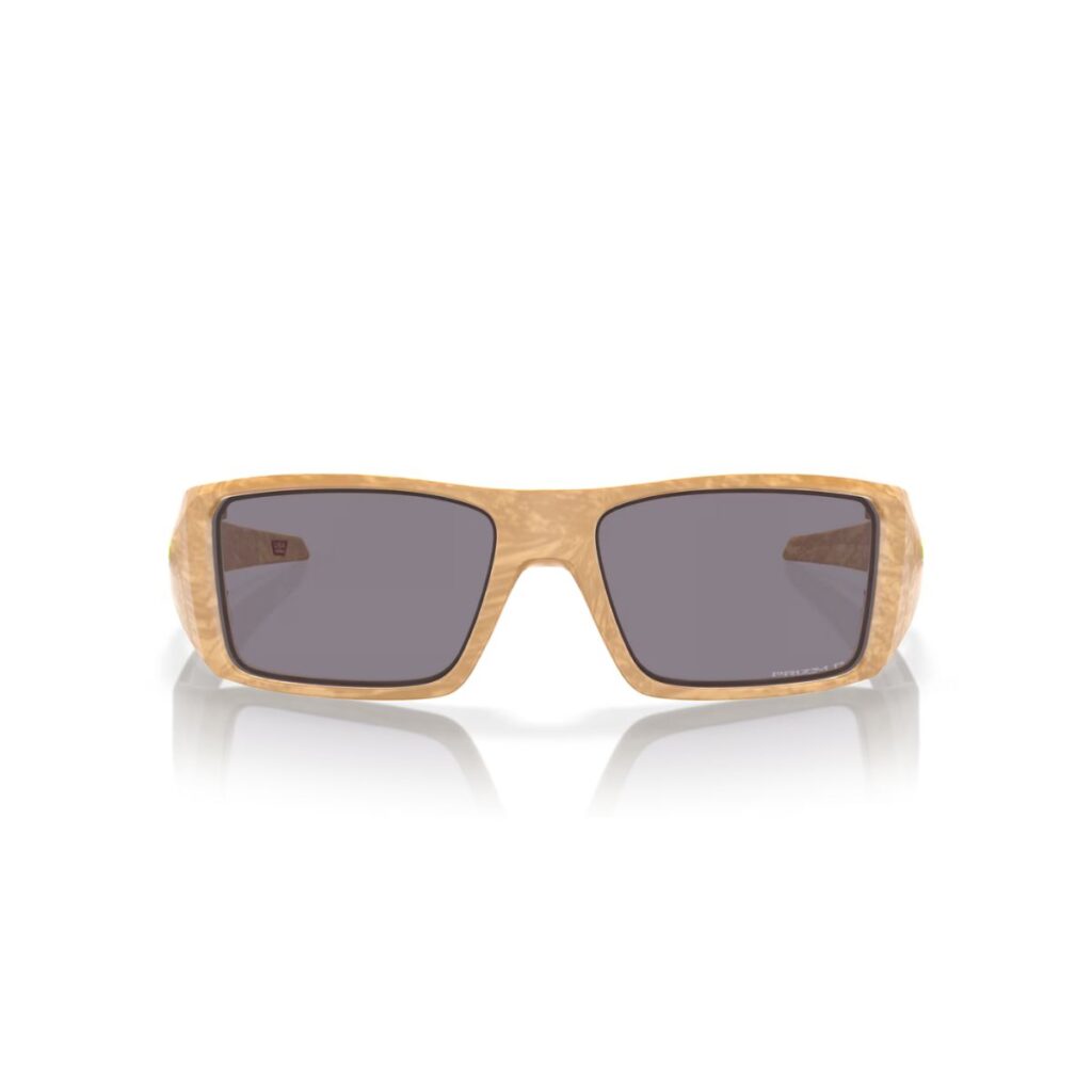 O óculos Oakley Heliostat "Coalesce Collection" Matte Stone Desert Tan Prizm Grey Polar são um convite à fusão entre o homem e a natureza. Com um design atemporal e uma paleta de cores inspiradas nos tons da terra, esses óculos unem estilo e funcionalidade para criar uma experiência visual única.