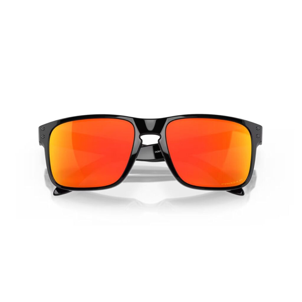 O óculos Oakley Holbrook Polished Black Prizm Ruby Polarized combinam o design atemporal do modelo Holbrook com um toque moderno e tecnológico, resultando em um acessório que se destaca pela versatilidade e performance.