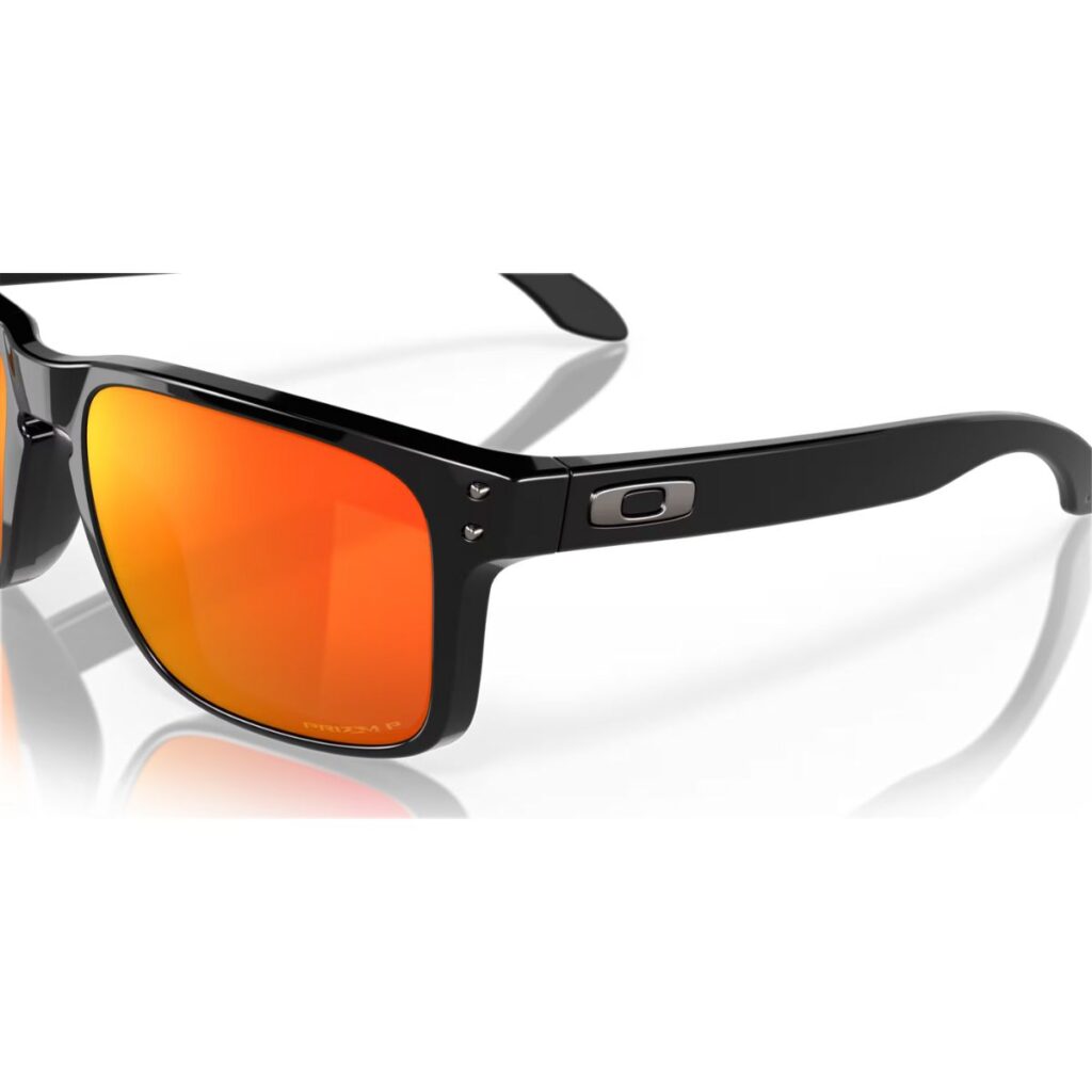 O óculos Oakley Holbrook Polished Black Prizm Ruby Polarized combinam o design atemporal do modelo Holbrook com um toque moderno e tecnológico, resultando em um acessório que se destaca pela versatilidade e performance.