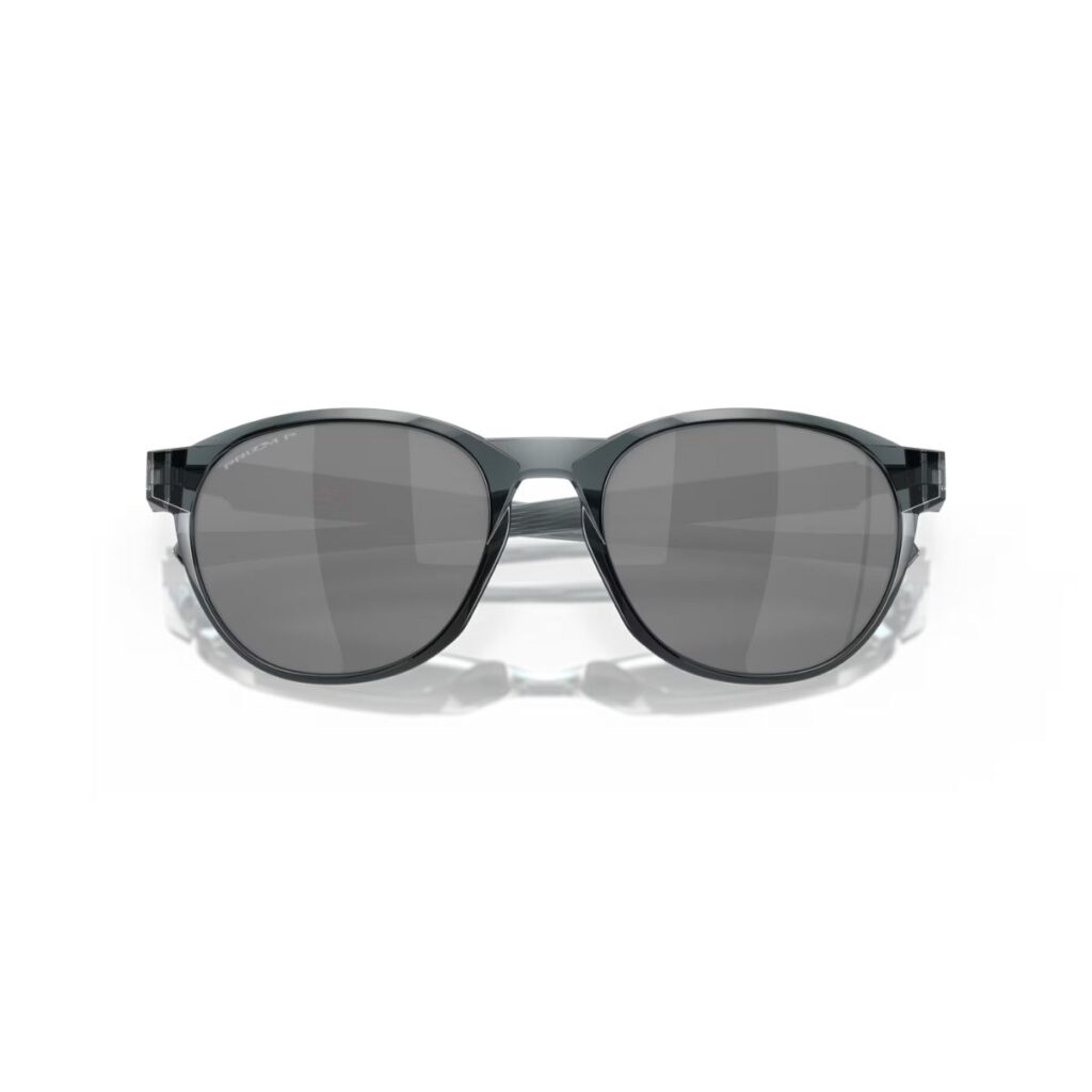 O óculos Oakley Reedmace Crystal Black Prizm Black Polarized são a escolha perfeita para quem busca um estilo atemporal com um toque moderno. Inspirado na estética da cultura do surf, este modelo combina o design clássico de lentes redondas com a tecnologia de ponta da Oakley.