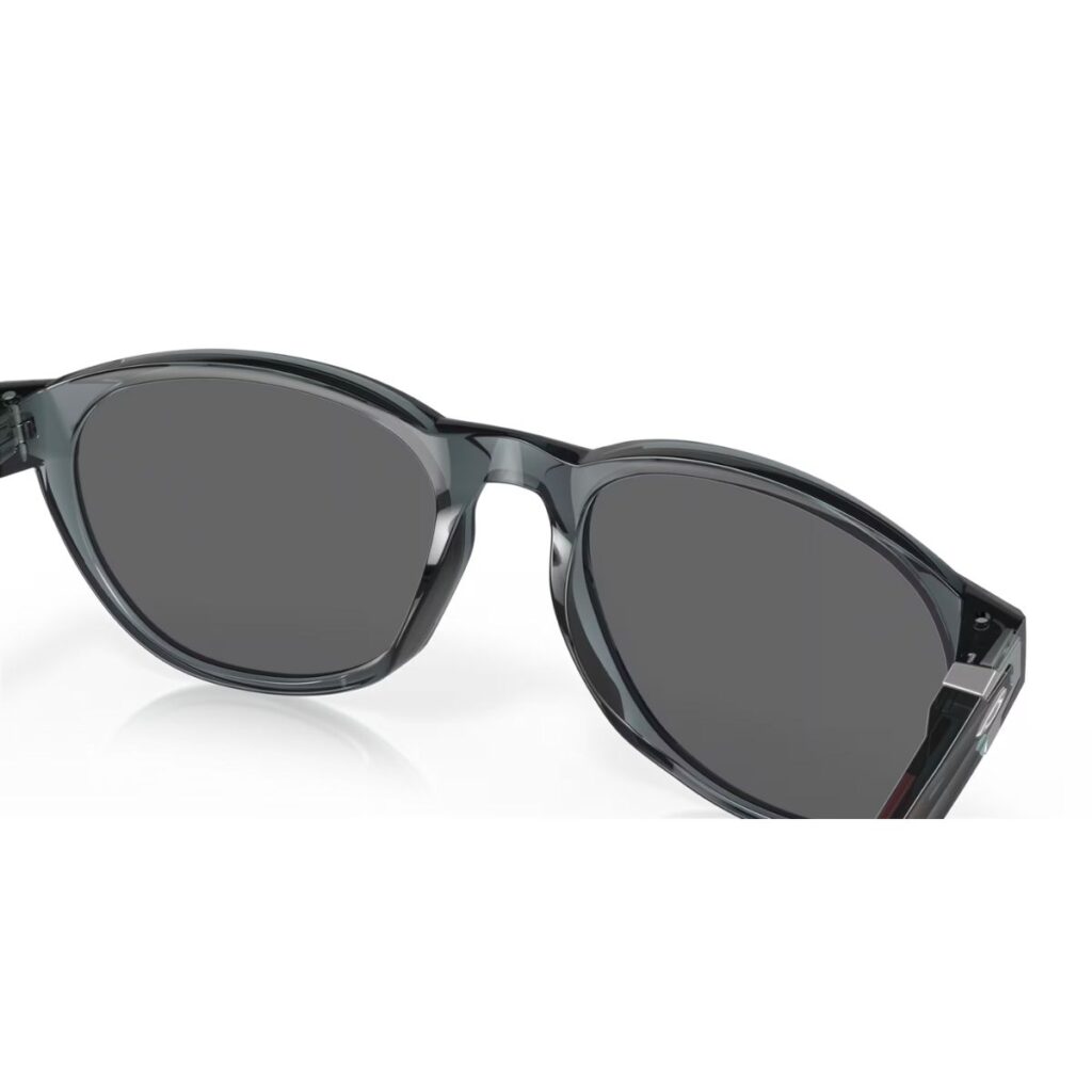 O óculos Oakley Reedmace Crystal Black Prizm Black Polarized são a escolha perfeita para quem busca um estilo atemporal com um toque moderno. Inspirado na estética da cultura do surf, este modelo combina o design clássico de lentes redondas com a tecnologia de ponta da Oakley.
