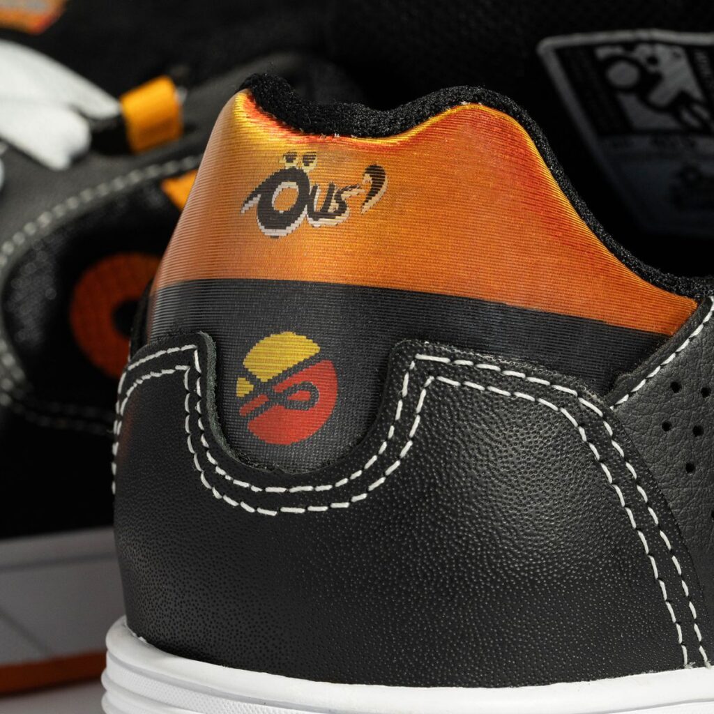 O Öus 2K STREET FIGHTER, o modelo institucional da colaboração, é uma verdadeira obra de arte para os fãs de Street Fighter. Confeccionado em camurça premium e com detalhes personalizados em alto relevo, cada par é uma celebração à rica história do jogo. As cores vibrantes, o logo icônico e a etiqueta especial tecida com o logo ÖUS Street Fighter 2 transformam esse tênis em uma peça única e colecionável. Além disso, o detalhe em lenticular e o cadarço extra adicionam um toque especial. Acompanha caixa exclusiva para guardar seu tesouro.