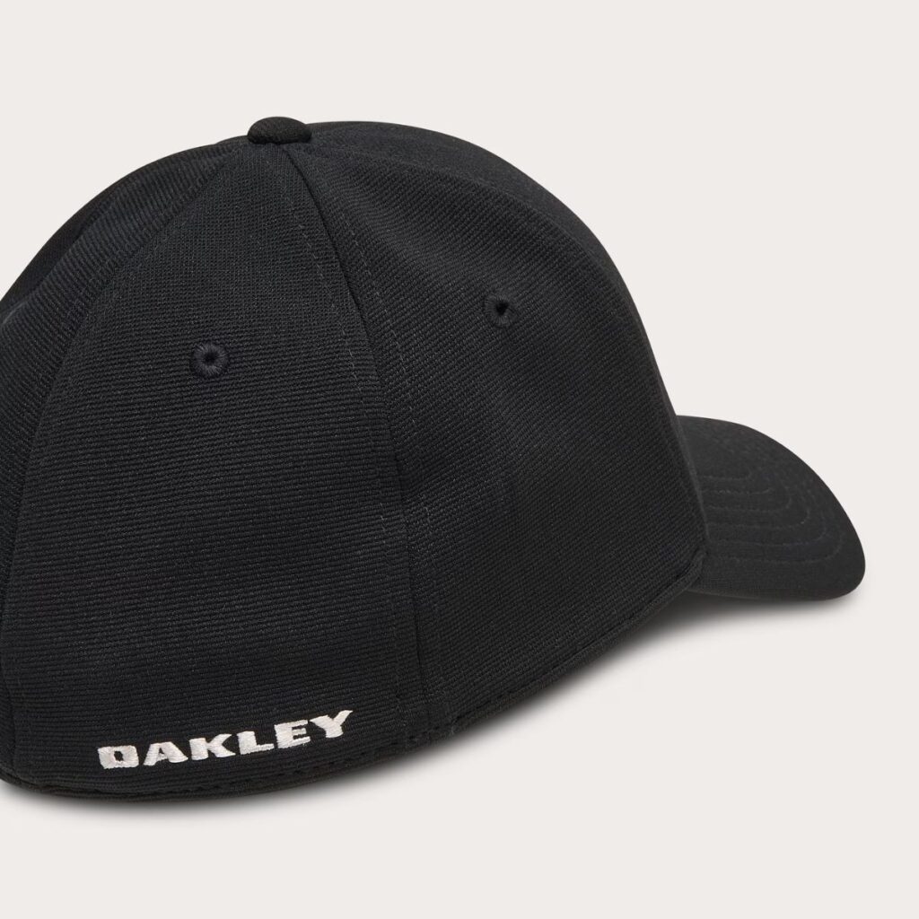 O boné Oakley Tincan na combinação de cores "Blackout / Light Gray" é a escolha perfeita para quem busca um acessório atemporal e elegante. Com seu design minimalista e materiais de alta qualidade, o Tincan se adapta a diversos estilos e ocasiões.
