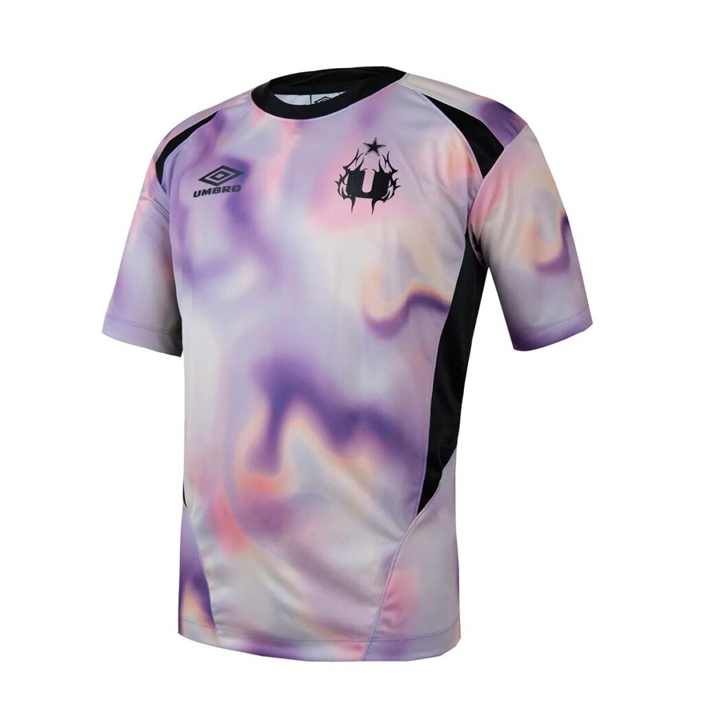 A Camisa Umbro Jersey "Urban Glow" é a fusão perfeita entre estilo e desempenho. Inspirada nas vibrantes paisagens urbanas, esta peça traz um design moderno e arrojado que vai iluminar seu visual dentro e fora dos campos. Confeccionada com tecido de alta tecnologia, proporciona um ajuste confortável e liberdade de movimento, ideal para qualquer atividade esportiva.