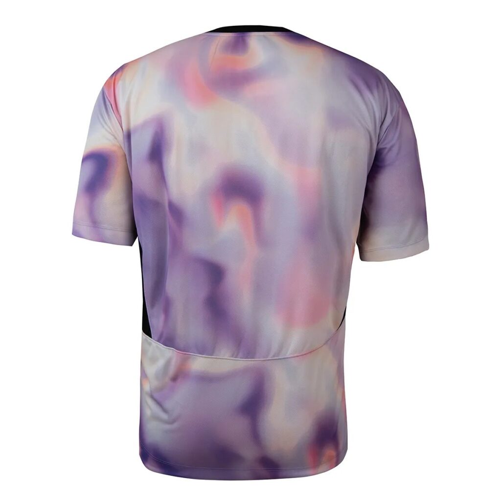 A Camisa Umbro Jersey "Urban Glow" é a fusão perfeita entre estilo e desempenho. Inspirada nas vibrantes paisagens urbanas, esta peça traz um design moderno e arrojado que vai iluminar seu visual dentro e fora dos campos. Confeccionada com tecido de alta tecnologia, proporciona um ajuste confortável e liberdade de movimento, ideal para qualquer atividade esportiva.