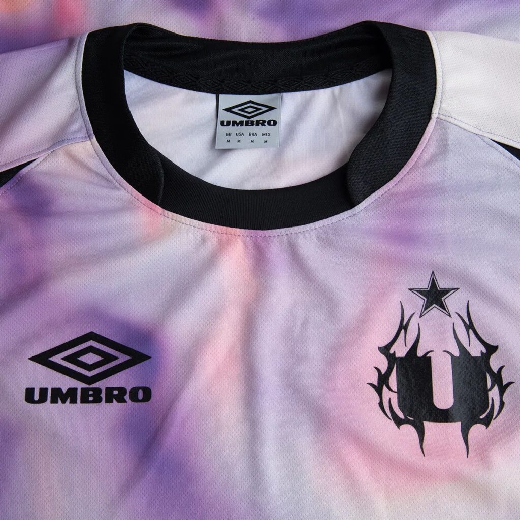 A Camisa Umbro Jersey "Urban Glow" é a fusão perfeita entre estilo e desempenho. Inspirada nas vibrantes paisagens urbanas, esta peça traz um design moderno e arrojado que vai iluminar seu visual dentro e fora dos campos. Confeccionada com tecido de alta tecnologia, proporciona um ajuste confortável e liberdade de movimento, ideal para qualquer atividade esportiva.