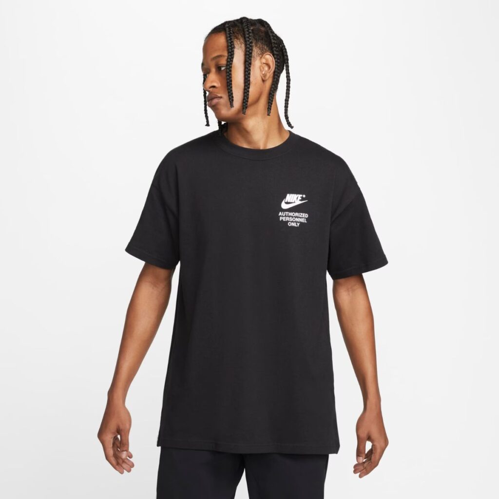 Camiseta Nike Sportswear "Authorized Personnel Only" Preta