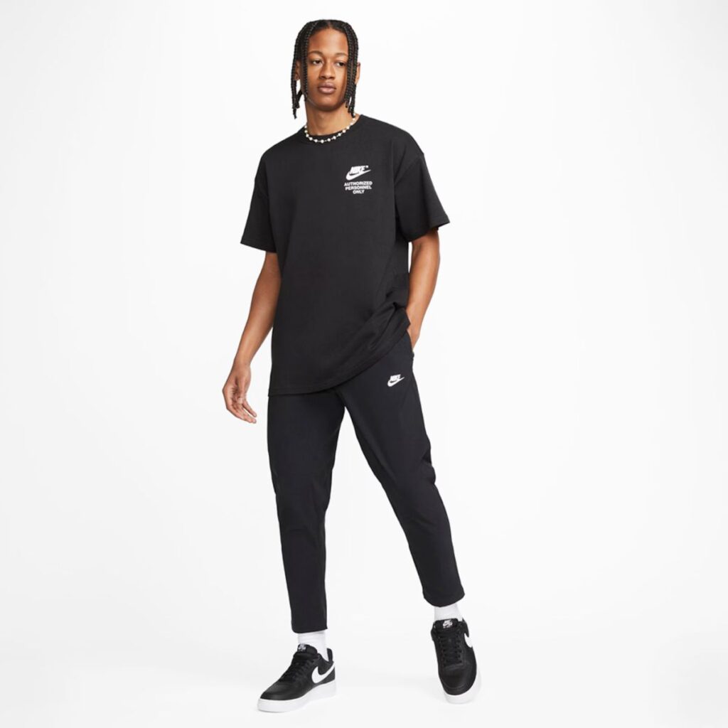 A camiseta Nike Sportswear "Authorized Personnel Only" traz um design exclusivo e uma construção refinada, ideal para quem aprecia estilo e conforto. Feita com um jersey de algodão pesado, esta peça oferece um ajuste Max90 que proporciona uma sensação robusta e descontraída.