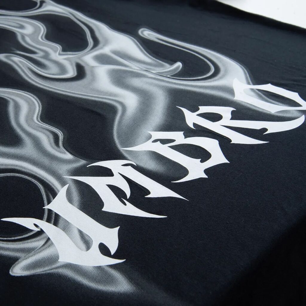 Mergulhe na vibração vibrante da cidade com a camiseta Umbro oversized da coleção Urban Glow. Esta peça é um tributo à energia e ao dinamismo dos jovens urbanos, capturando a essência das noites iluminadas por neon e a autenticidade de viver intensamente.