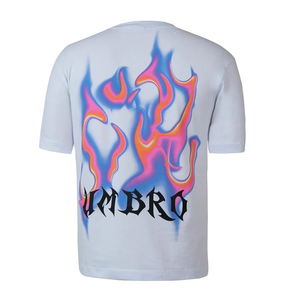 Mergulhe na vibração vibrante da cidade com a camiseta Umbro oversized da coleção Urban Glow. Esta peça é um tributo à energia e ao dinamismo dos jovens urbanos, capturando a essência das noites iluminadas por neon e a autenticidade de viver intensamente.