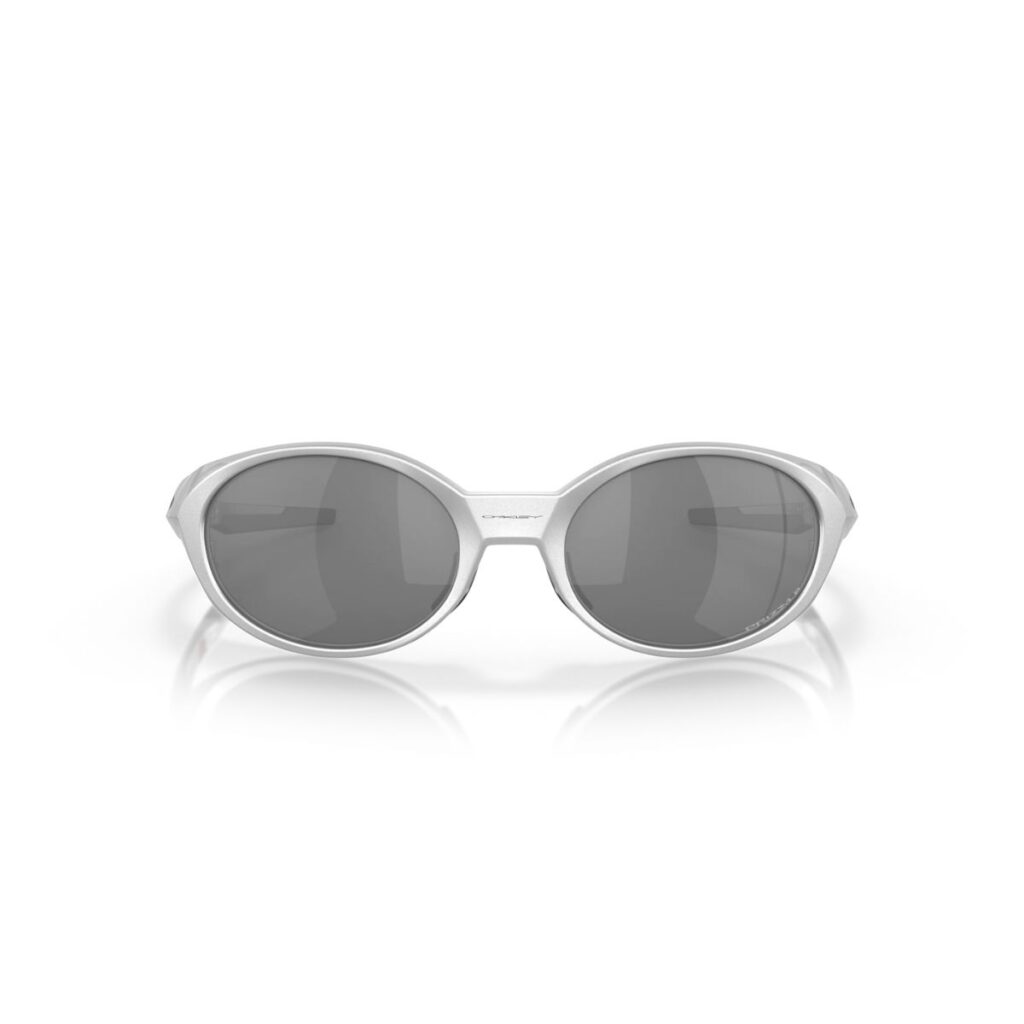 O óculos Oakley Eye Jacket Redux Silver Prizm Black Polarized são uma homenagem aos icônicos Eyejacket originais, que revolucionaram o mundo dos óculos esportivos nos anos 90. Com um design atemporal e tecnologias de ponta, este modelo combina estilo e performance de forma única.