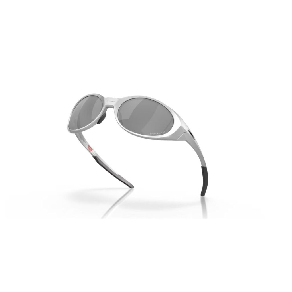 O óculos Oakley Eye Jacket Redux Silver Prizm Black Polarized são uma homenagem aos icônicos Eyejacket originais, que revolucionaram o mundo dos óculos esportivos nos anos 90. Com um design atemporal e tecnologias de ponta, este modelo combina estilo e performance de forma única.