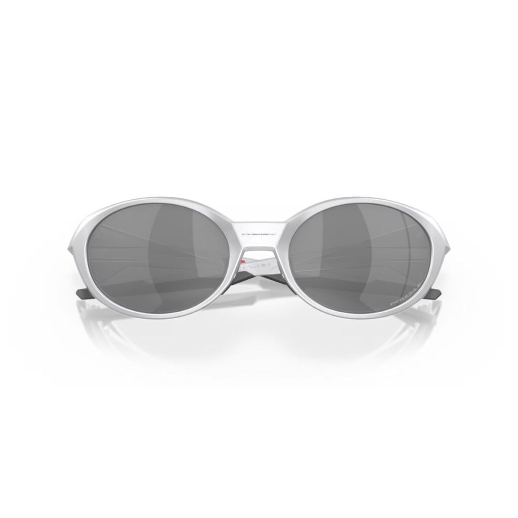 O óculos Oakley Eye Jacket Redux Silver Prizm Black Polarized são uma homenagem aos icônicos Eyejacket originais, que revolucionaram o mundo dos óculos esportivos nos anos 90. Com um design atemporal e tecnologias de ponta, este modelo combina estilo e performance de forma única.