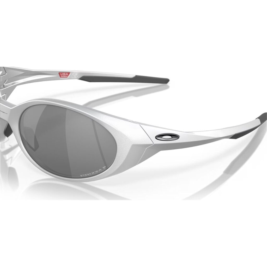 O óculos Oakley Eye Jacket Redux Silver Prizm Black Polarized são uma homenagem aos icônicos Eyejacket originais, que revolucionaram o mundo dos óculos esportivos nos anos 90. Com um design atemporal e tecnologias de ponta, este modelo combina estilo e performance de forma única.