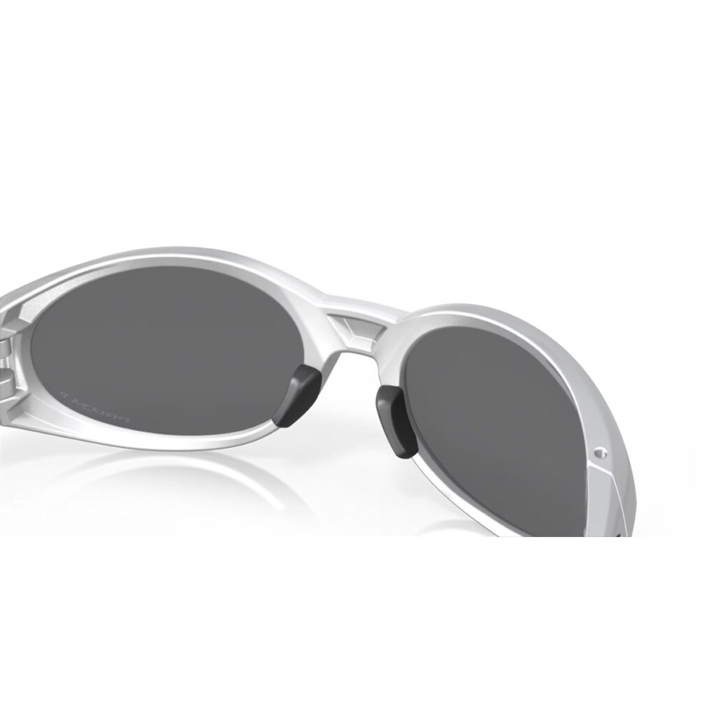 O óculos Oakley Eye Jacket Redux Silver Prizm Black Polarized são uma homenagem aos icônicos Eyejacket originais, que revolucionaram o mundo dos óculos esportivos nos anos 90. Com um design atemporal e tecnologias de ponta, este modelo combina estilo e performance de forma única.