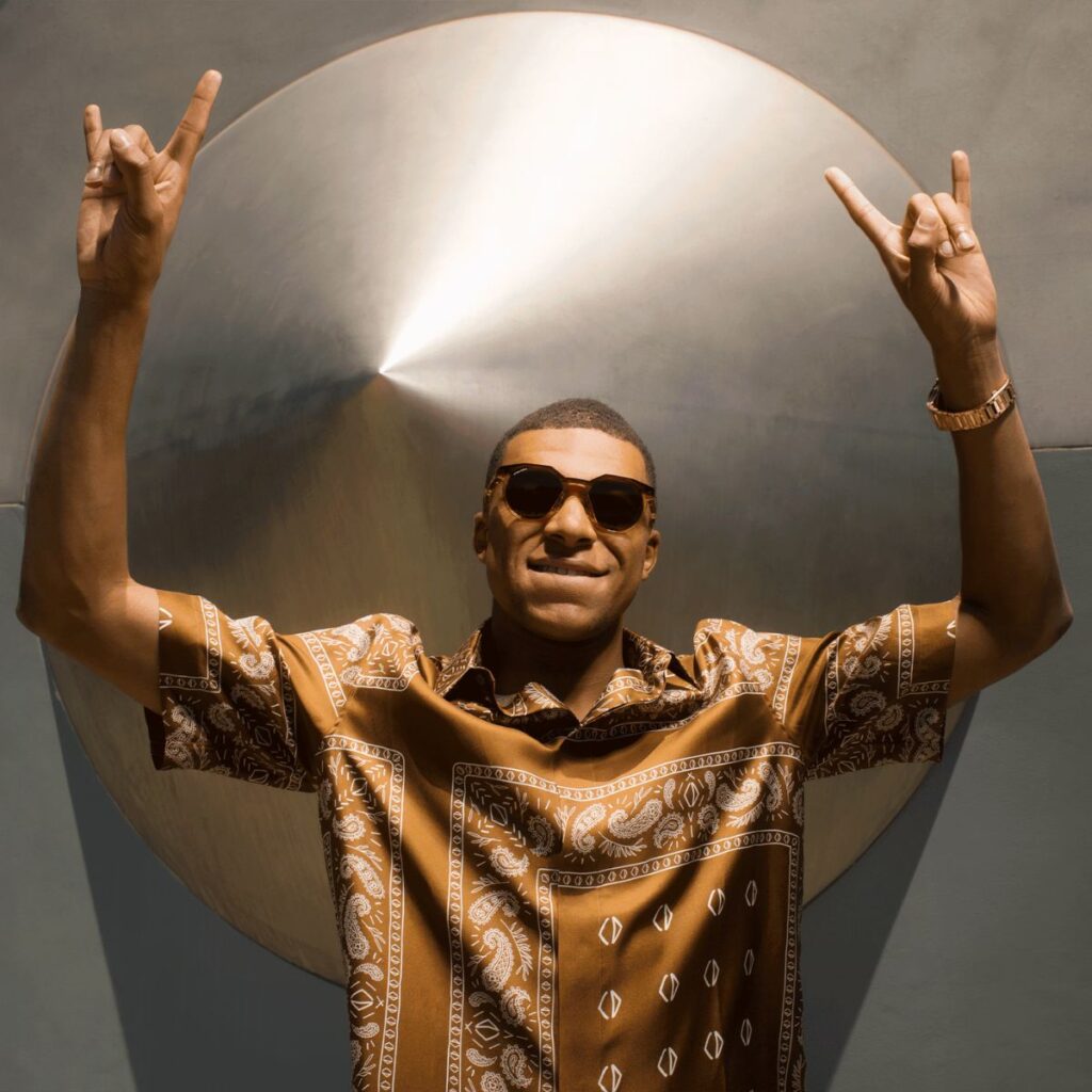 O óculos Oakley Hstn "Kylian Mbappé" representam a evolução do design clássico, combinando elementos atemporais com inovações modernas. Inspirados na colaboração entre a Oakley e o talentoso jogador de futebol, esses óculos oferecem um visual único e confortável.