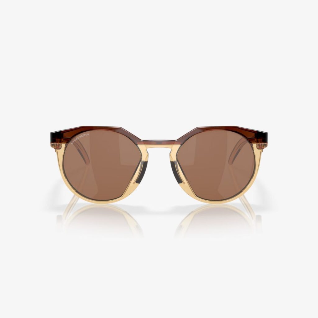 O óculos Oakley Hstn "Kylian Mbappé" representam a evolução do design clássico, combinando elementos atemporais com inovações modernas. Inspirados na colaboração entre a Oakley e o talentoso jogador de futebol, esses óculos oferecem um visual único e confortável.