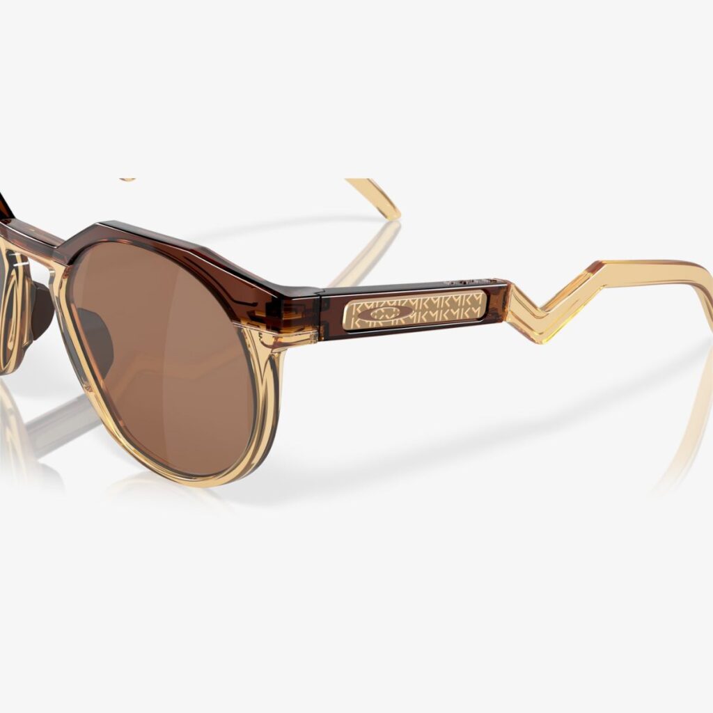 O óculos Oakley Hstn "Kylian Mbappé" representam a evolução do design clássico, combinando elementos atemporais com inovações modernas. Inspirados na colaboração entre a Oakley e o talentoso jogador de futebol, esses óculos oferecem um visual único e confortável.