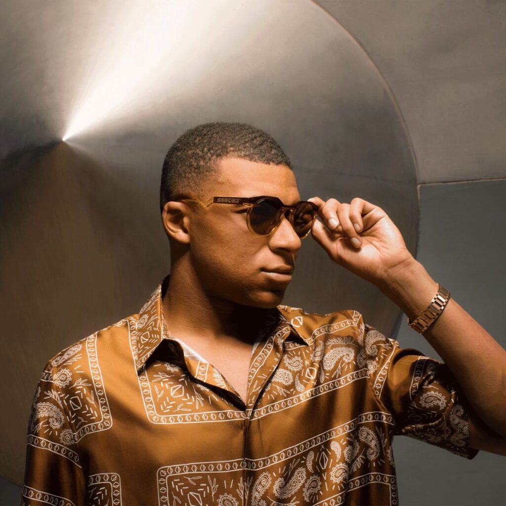 O óculos Oakley Hstn "Kylian Mbappé" representam a evolução do design clássico, combinando elementos atemporais com inovações modernas. Inspirados na colaboração entre a Oakley e o talentoso jogador de futebol, esses óculos oferecem um visual único e confortável.