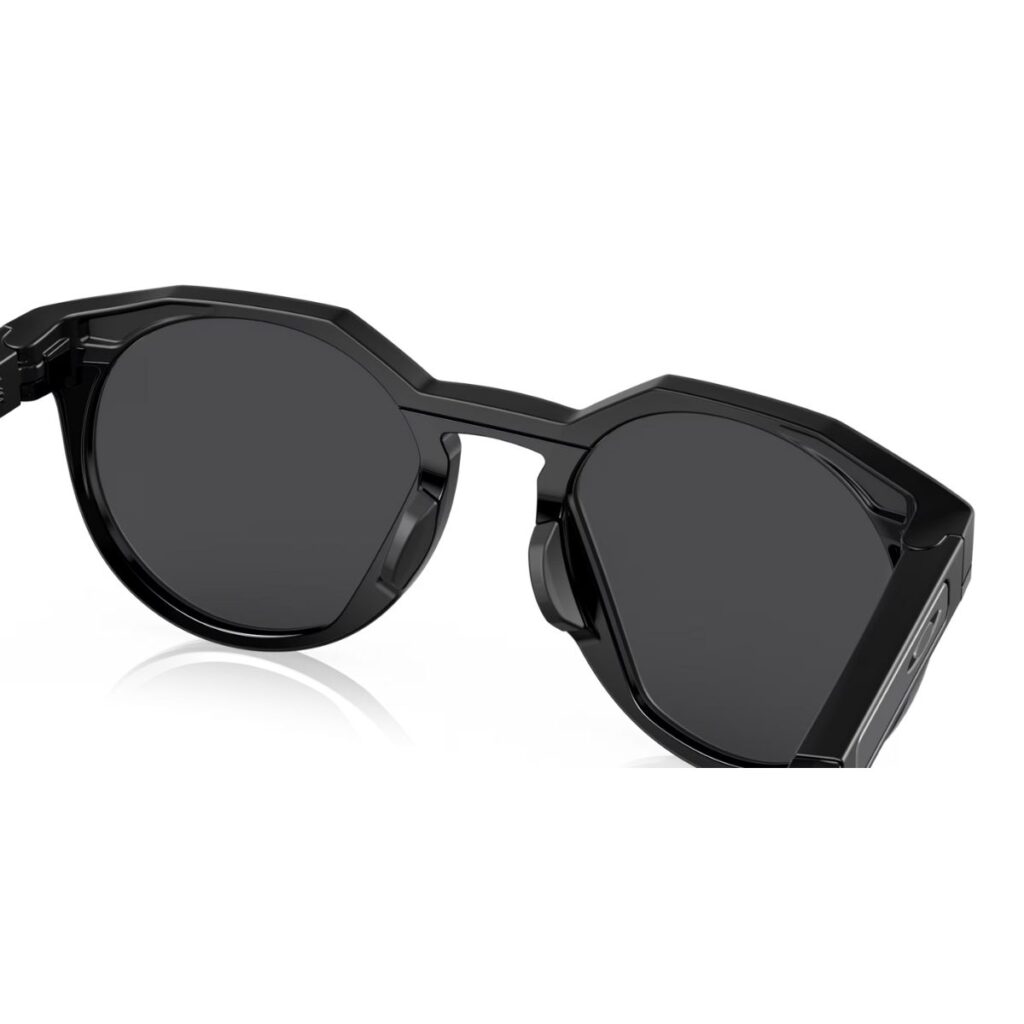 O óculos Oakley HSTN Matte Black Prizm Black combinam o design clássico com a tecnologia inovadora da Oakley. Ideal para quem busca um visual moderno e versátil, sem abrir mão do conforto e da proteção.