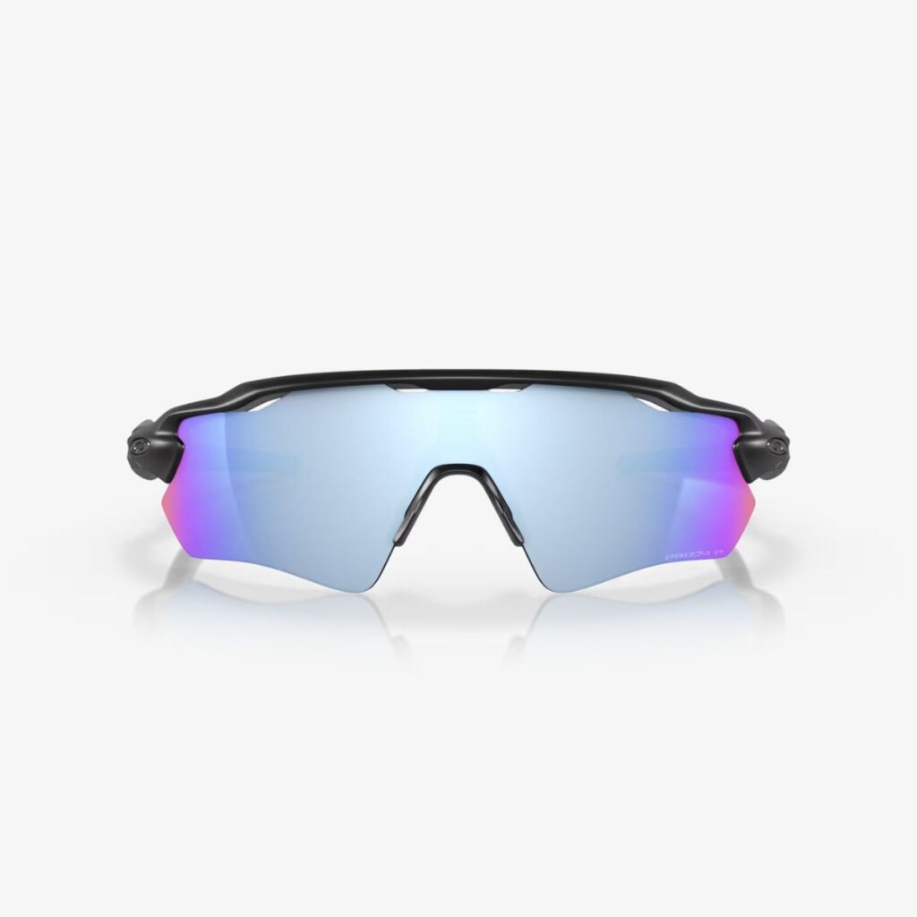 O óculos Oakley Radar EV Path Matte Black Prizm Deep Water Polarized são a escolha perfeita para aqueles que buscam a máxima performance visual em ambientes aquáticos. Com um design esportivo e tecnologias avançadas, esses óculos oferecem uma experiência visual incomparável e proteção superior.