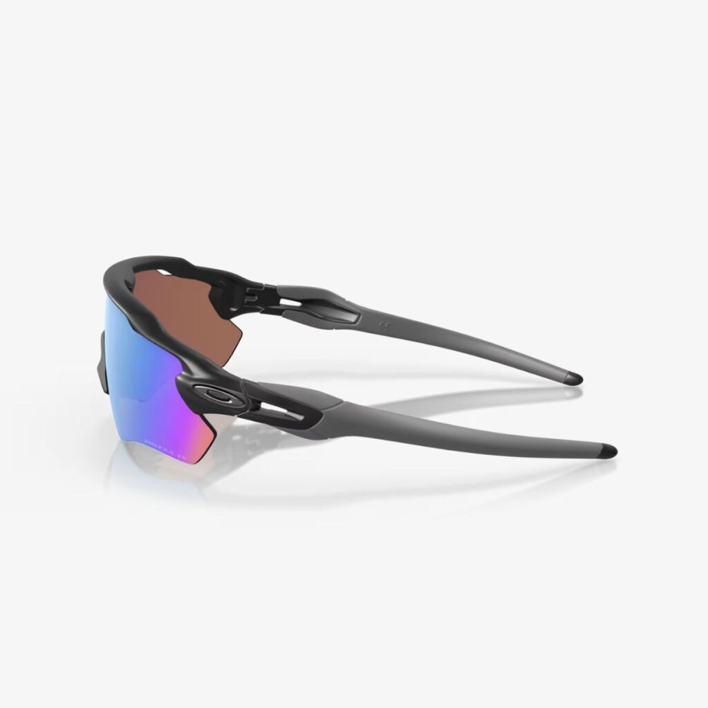 O óculos Oakley Radar EV Path Matte Black Prizm Deep Water Polarized são a escolha perfeita para aqueles que buscam a máxima performance visual em ambientes aquáticos. Com um design esportivo e tecnologias avançadas, esses óculos oferecem uma experiência visual incomparável e proteção superior.