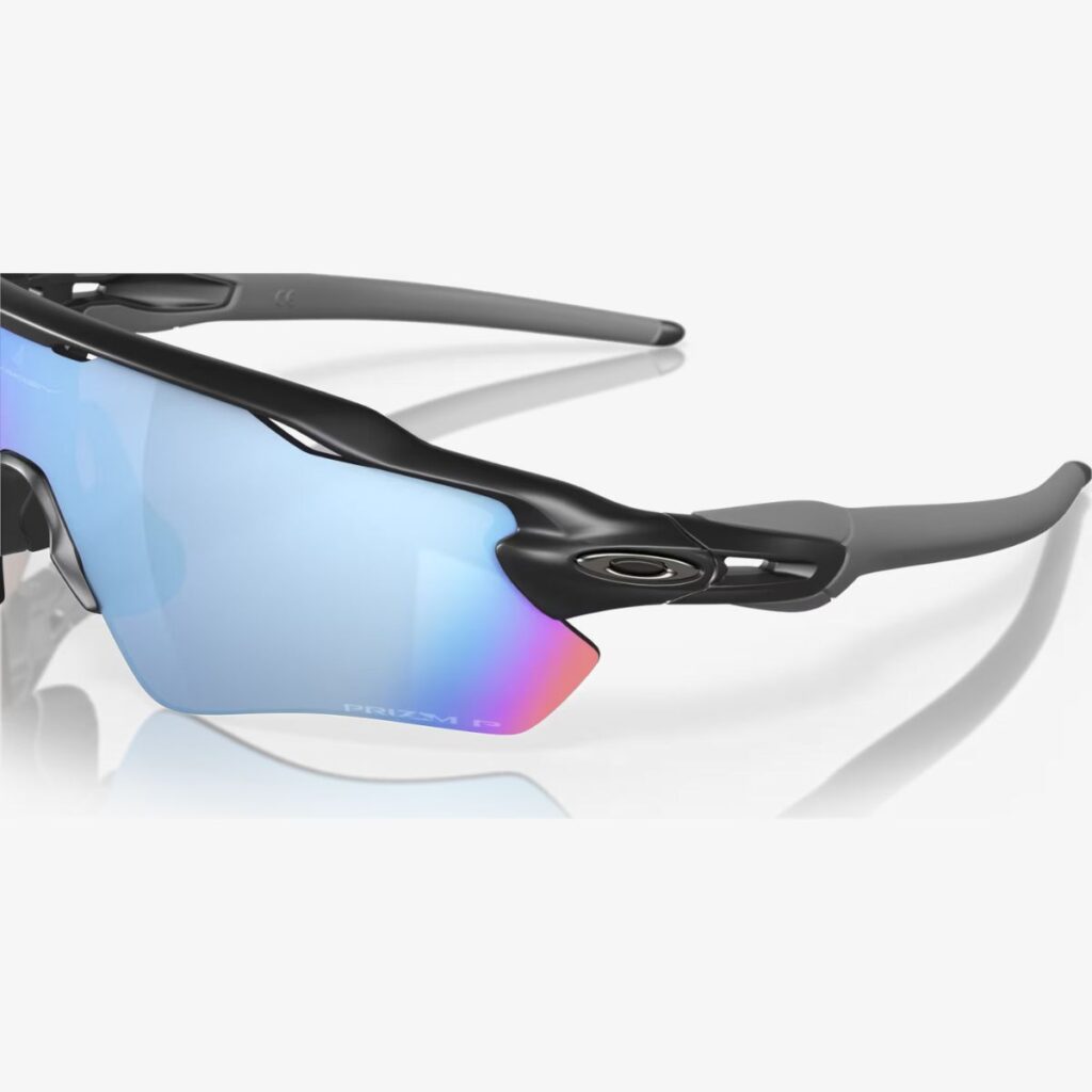 O óculos Oakley Radar EV Path Matte Black Prizm Deep Water Polarized são a escolha perfeita para aqueles que buscam a máxima performance visual em ambientes aquáticos. Com um design esportivo e tecnologias avançadas, esses óculos oferecem uma experiência visual incomparável e proteção superior.