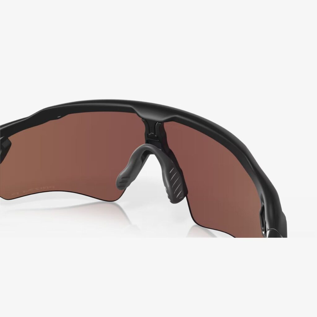 O óculos Oakley Radar EV Path Matte Black Prizm Deep Water Polarized são a escolha perfeita para aqueles que buscam a máxima performance visual em ambientes aquáticos. Com um design esportivo e tecnologias avançadas, esses óculos oferecem uma experiência visual incomparável e proteção superior.