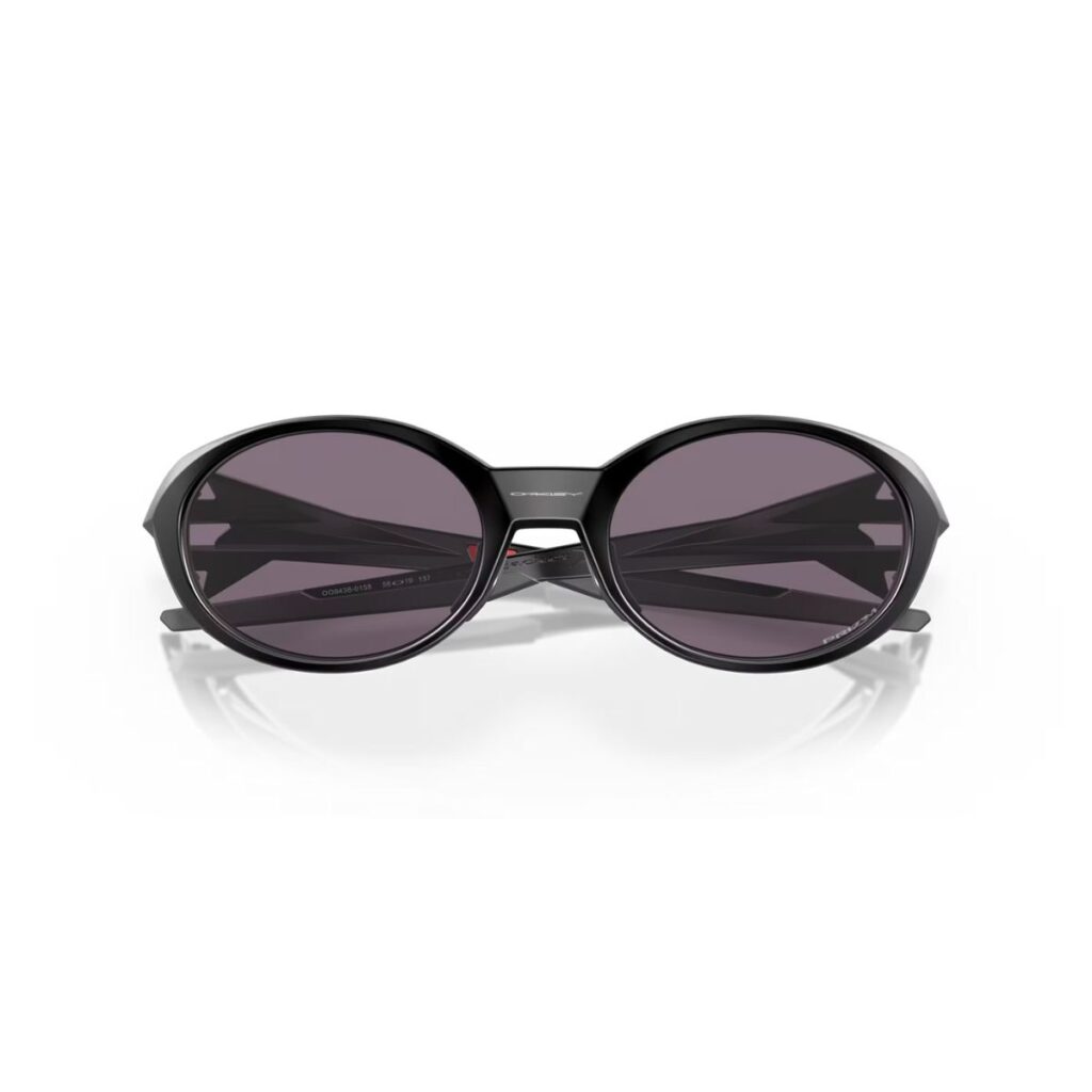 Os óculos Oakley Eye Jacket Redux Matte Black Prizm Grey são uma homenagem aos icônicos Eyejacket originais, que revolucionaram o mundo dos óculos esportivos nos anos 90. Com um design atemporal e tecnologias de ponta, este modelo combina estilo e performance de forma única.