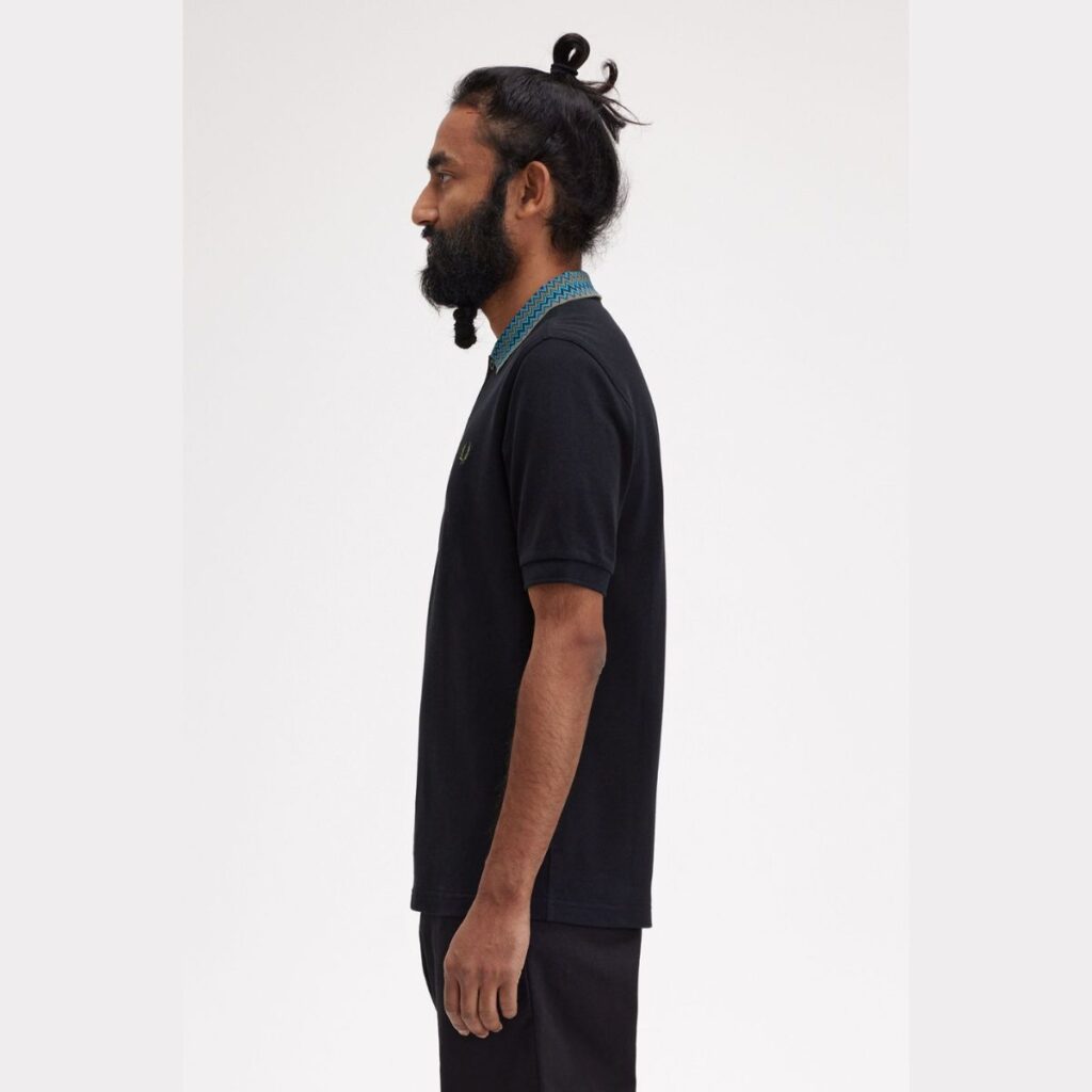 A Polo Fred Perry Jacquard é uma peça única que celebra a rica história da marca e a reinventa para os dias de hoje. Inspirada nas férias caribenhas de Fred Perry, essa polo apresenta um design jacquard no colarinho que captura a essência de um estilo de vida mais relaxado e sofisticado.