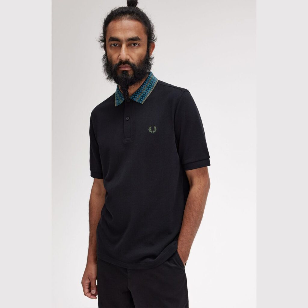 A Polo Fred Perry Jacquard é uma peça única que celebra a rica história da marca e a reinventa para os dias de hoje. Inspirada nas férias caribenhas de Fred Perry, essa polo apresenta um design jacquard no colarinho que captura a essência de um estilo de vida mais relaxado e sofisticado.
