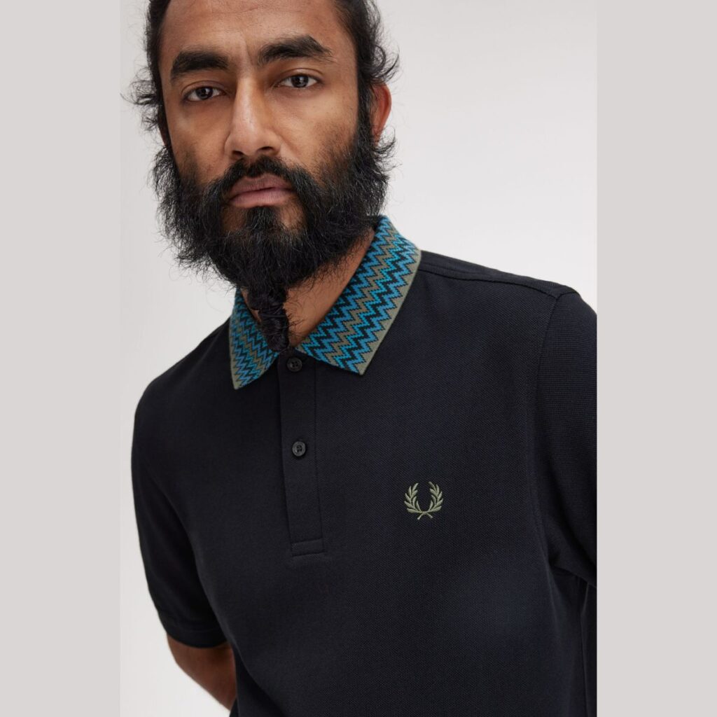 A Polo Fred Perry Jacquard é uma peça única que celebra a rica história da marca e a reinventa para os dias de hoje. Inspirada nas férias caribenhas de Fred Perry, essa polo apresenta um design jacquard no colarinho que captura a essência de um estilo de vida mais relaxado e sofisticado.