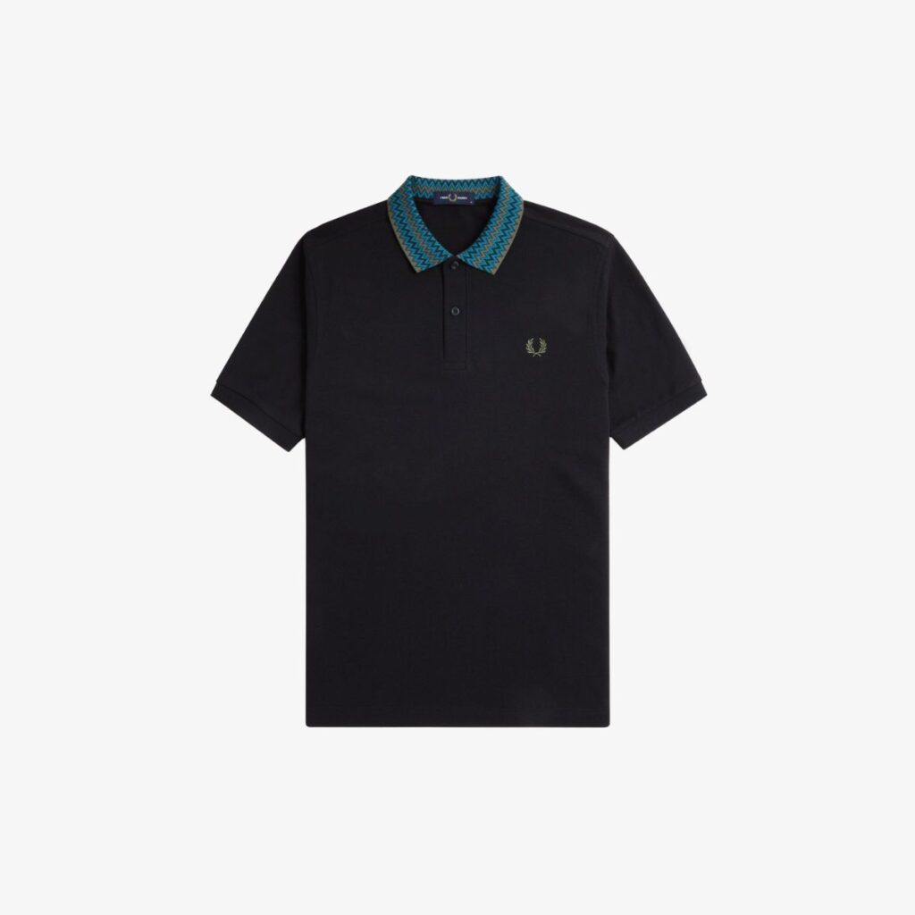 A Polo Fred Perry Jacquard é uma peça única que celebra a rica história da marca e a reinventa para os dias de hoje. Inspirada nas férias caribenhas de Fred Perry, essa polo apresenta um design jacquard no colarinho que captura a essência de um estilo de vida mais relaxado e sofisticado.