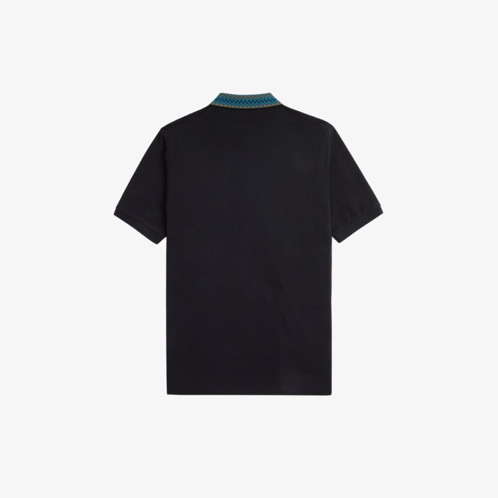 A Polo Fred Perry Jacquard é uma peça única que celebra a rica história da marca e a reinventa para os dias de hoje. Inspirada nas férias caribenhas de Fred Perry, essa polo apresenta um design jacquard no colarinho que captura a essência de um estilo de vida mais relaxado e sofisticado.